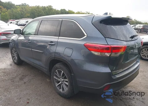 2018 Toyota Highlander Xle z USA, uszkodzony, nr VIN 5TDJZRFH3JS855205